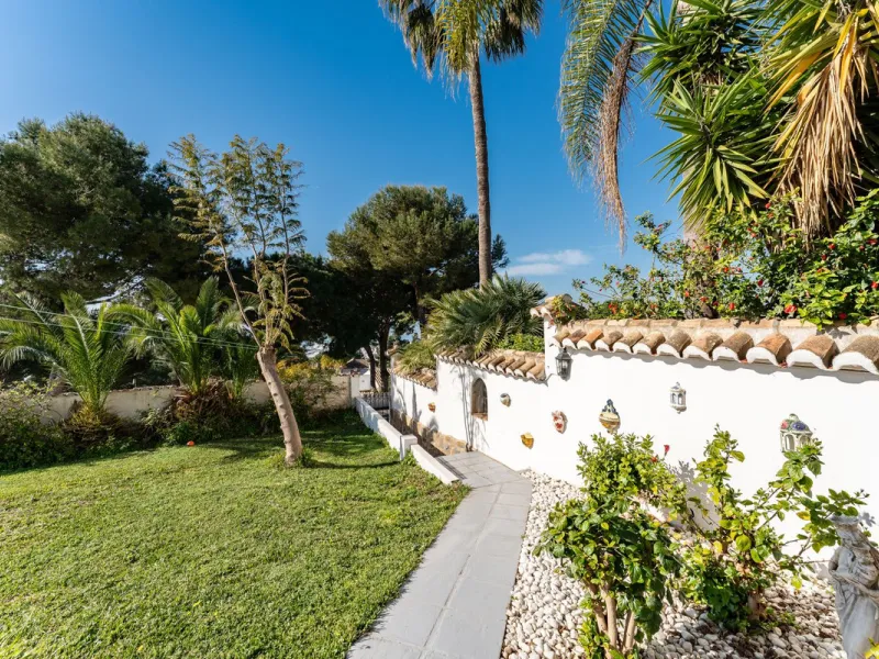 House - Detached Villa в продаже в Mijas, Málaga. В доме 6 спален и 5 ванных комнат. Площадь дома 304 м². Площадь участка 900 м²