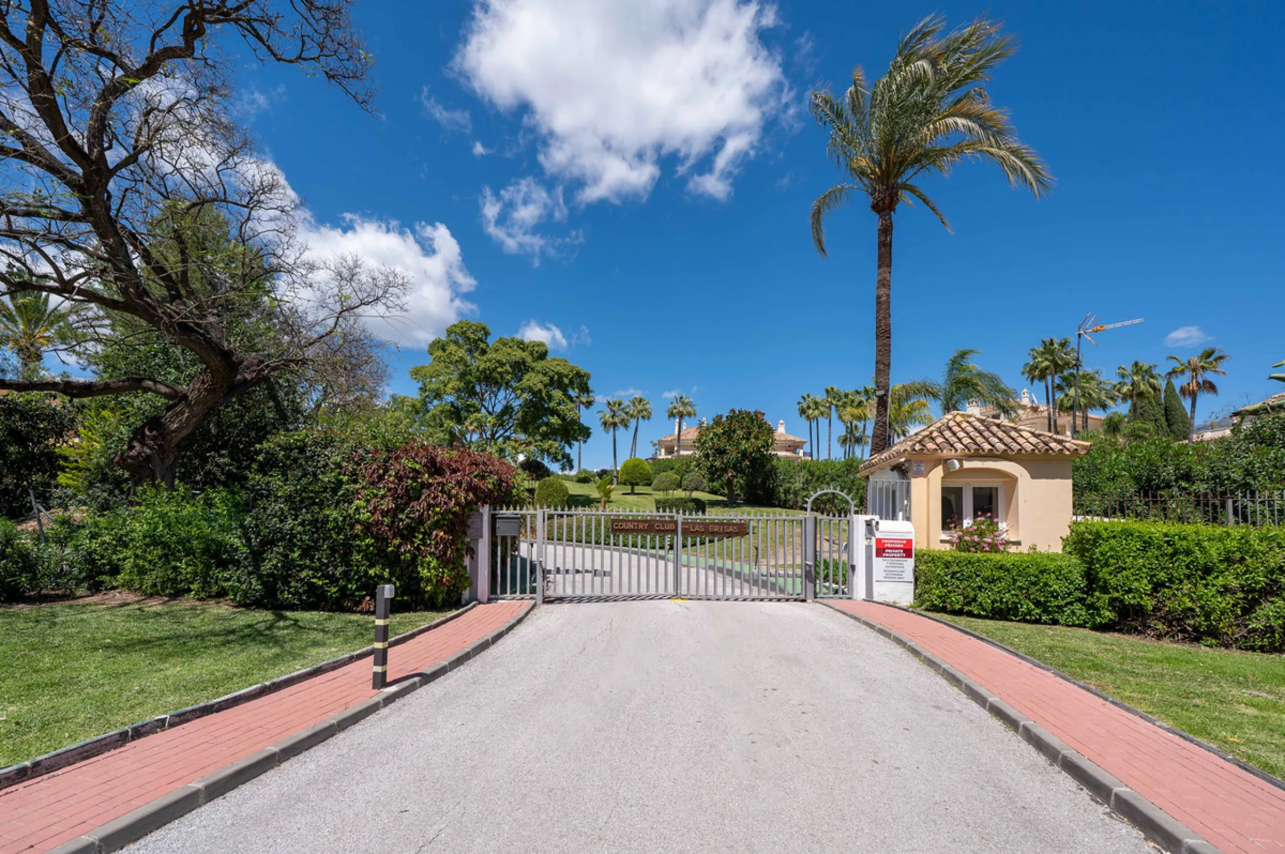 Discover a rare gem in Marbella: a fully modernized 4-bedroom, 4-bathroom apartment in an exclusive boutique community of just 18 residences. Offering 220m² of refined living space, this home boasts a sun-soaked 45m² terrace, a private outdoor BBQ kitchen