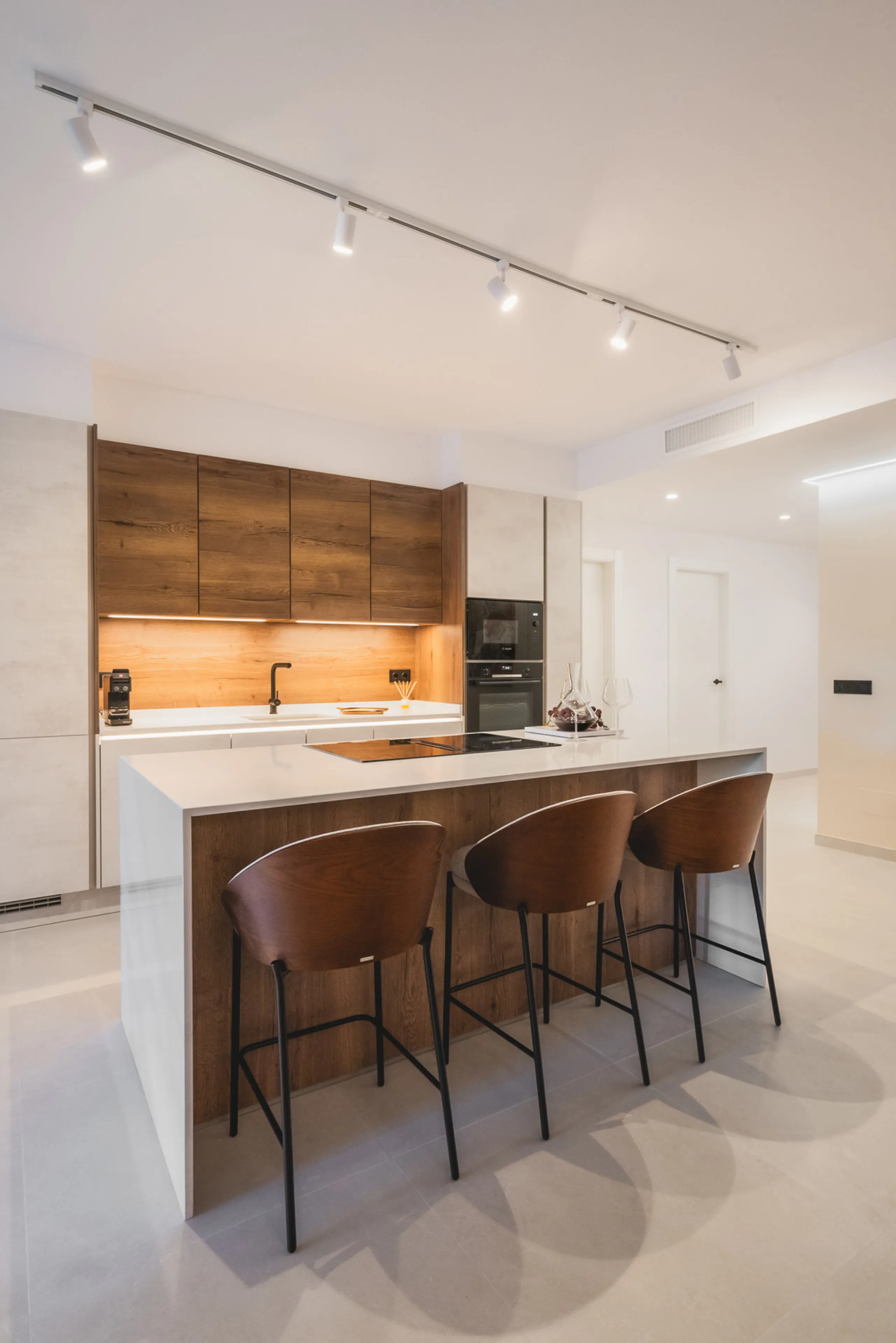 Discover a rare gem in Marbella: a fully modernized 4-bedroom, 4-bathroom apartment in an exclusive boutique community of just 18 residences. Offering 220m² of refined living space, this home boasts a sun-soaked 45m² terrace, a private outdoor BBQ kitchen