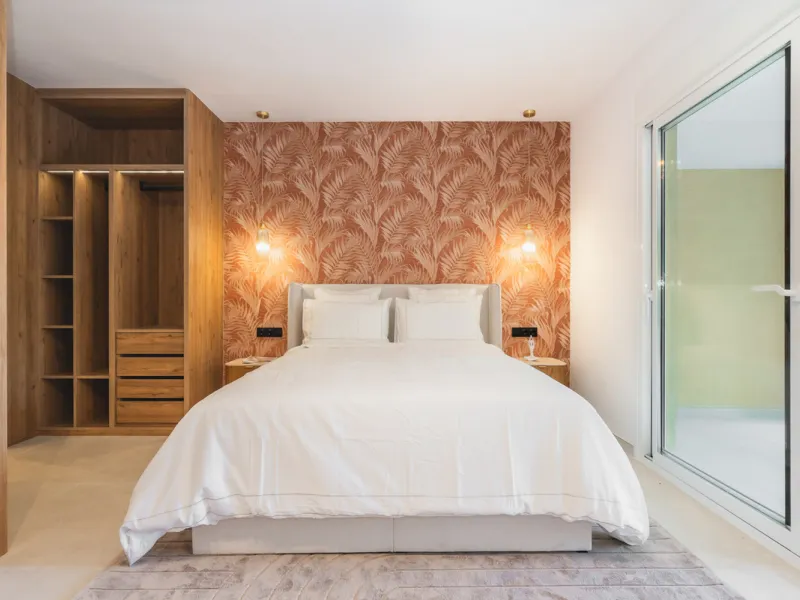 Discover a rare gem in Marbella: a fully modernized 4-bedroom, 4-bathroom apartment in an exclusive boutique community of just 18 residences. Offering 220m² of refined living space, this home boasts a sun-soaked 45m² terrace, a private outdoor BBQ kitchen