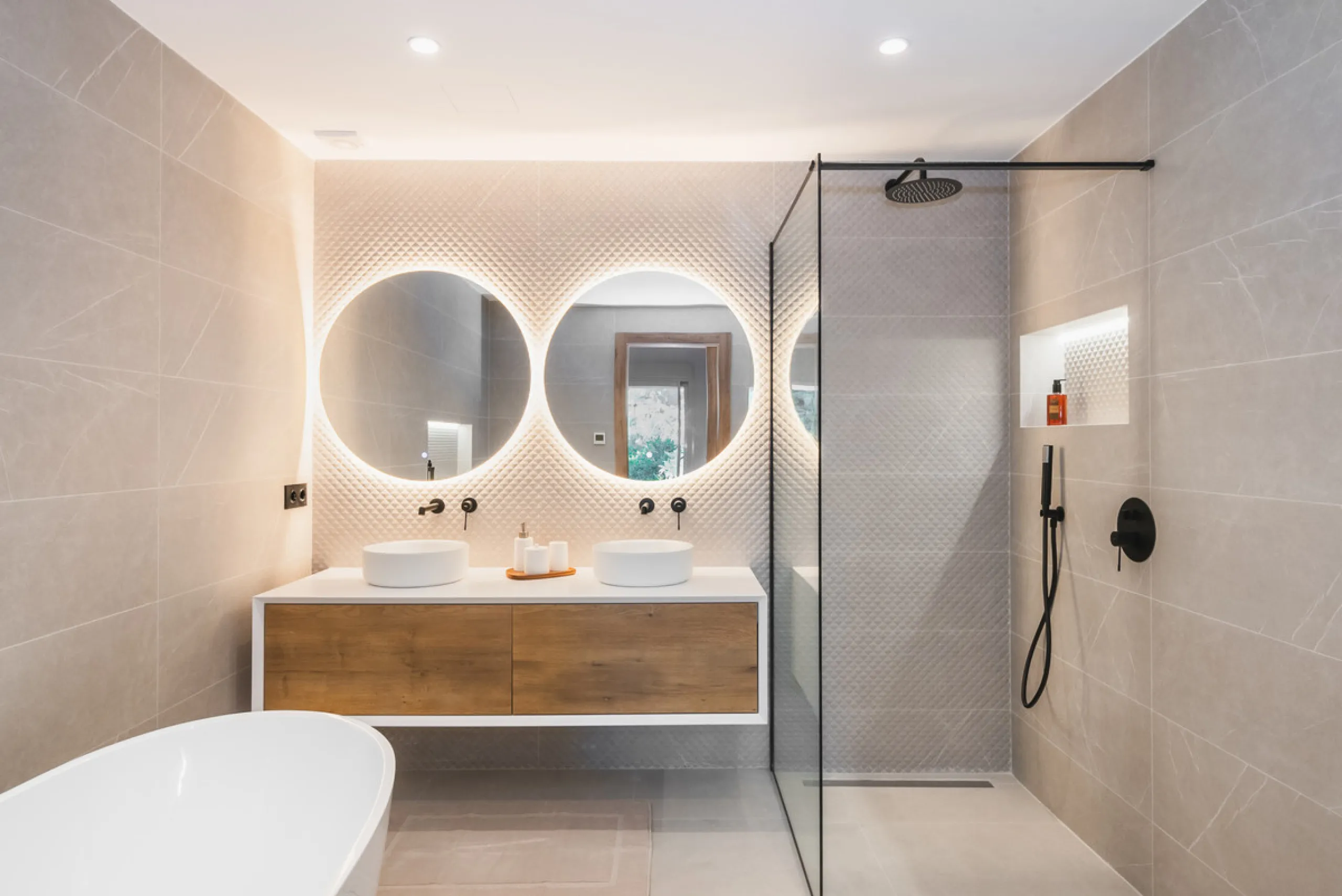 Discover a rare gem in Marbella: a fully modernized 4-bedroom, 4-bathroom apartment in an exclusive boutique community of just 18 residences. Offering 220m² of refined living space, this home boasts a sun-soaked 45m² terrace, a private outdoor BBQ kitchen