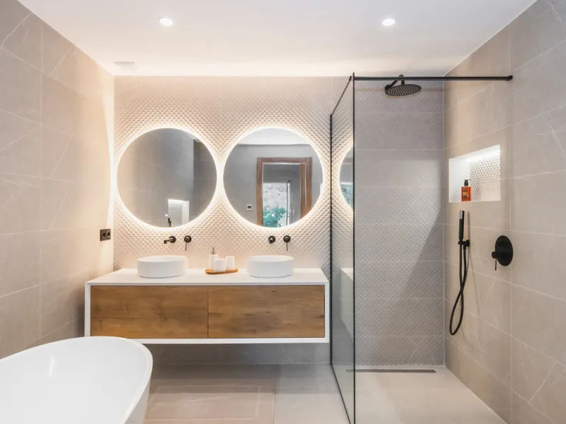 Discover a rare gem in Marbella: a fully modernized 4-bedroom, 4-bathroom apartment in an exclusive boutique community of just 18 residences. Offering 220m² of refined living space, this home boasts a sun-soaked 45m² terrace, a private outdoor BBQ kitchen