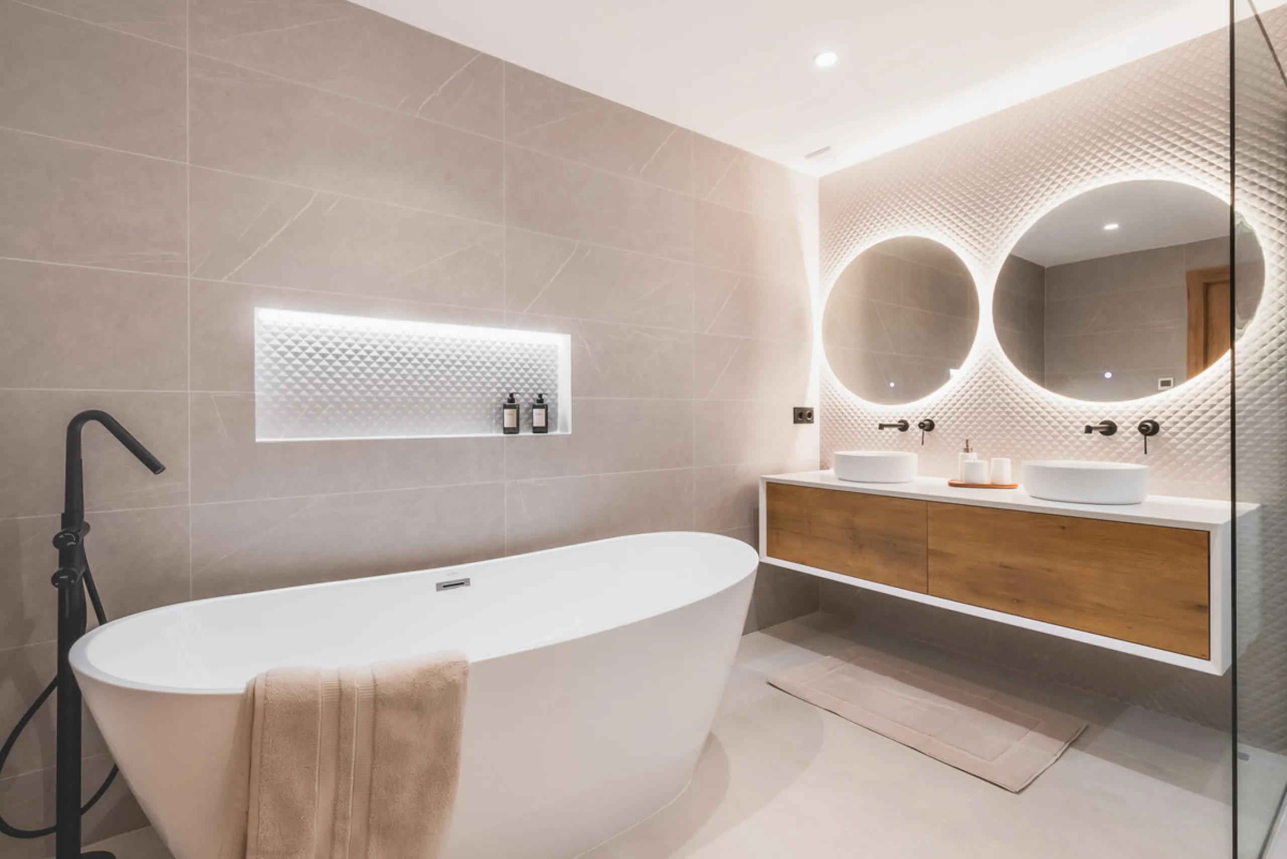 Discover a rare gem in Marbella: a fully modernized 4-bedroom, 4-bathroom apartment in an exclusive boutique community of just 18 residences. Offering 220m² of refined living space, this home boasts a sun-soaked 45m² terrace, a private outdoor BBQ kitchen