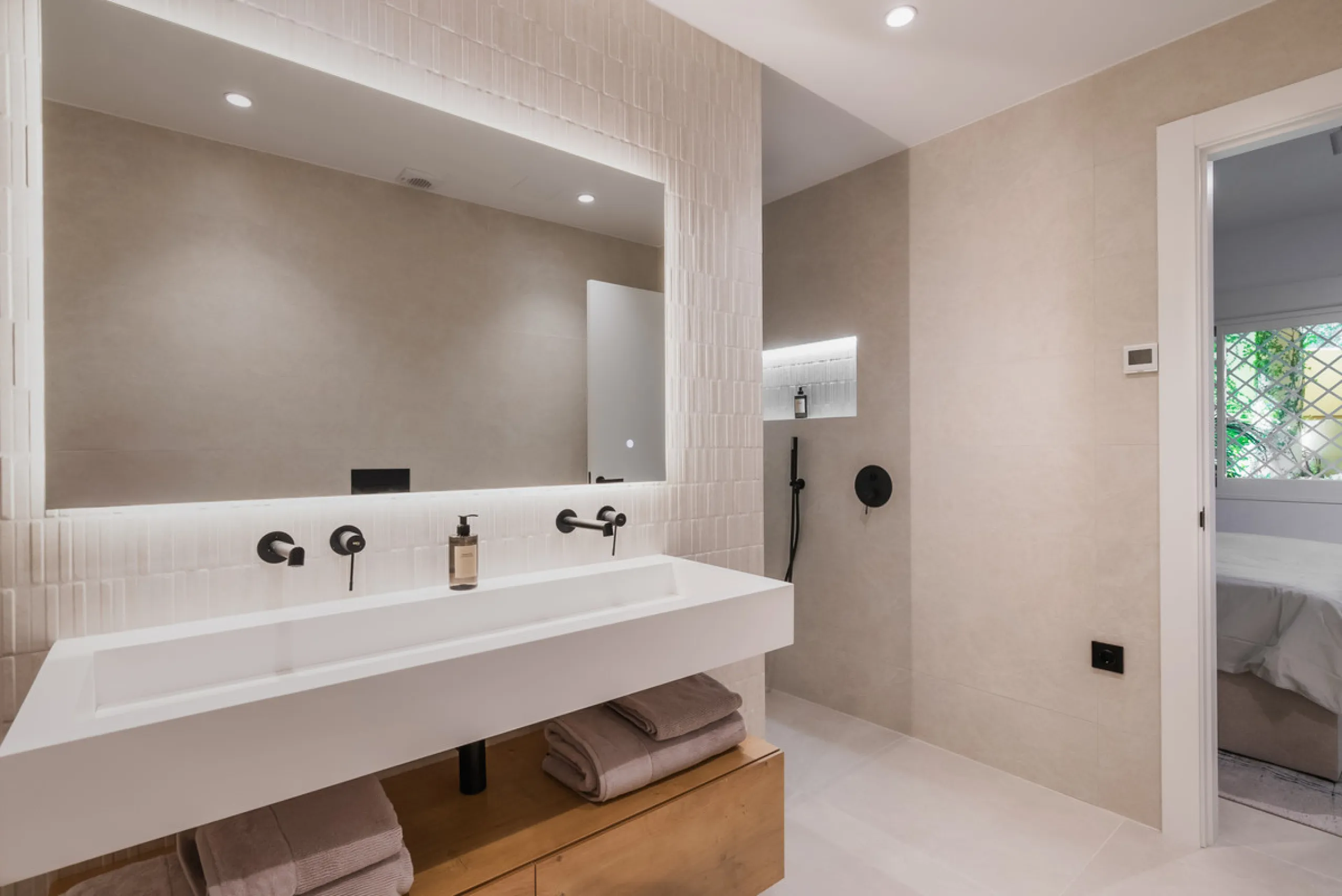 Discover a rare gem in Marbella: a fully modernized 4-bedroom, 4-bathroom apartment in an exclusive boutique community of just 18 residences. Offering 220m² of refined living space, this home boasts a sun-soaked 45m² terrace, a private outdoor BBQ kitchen