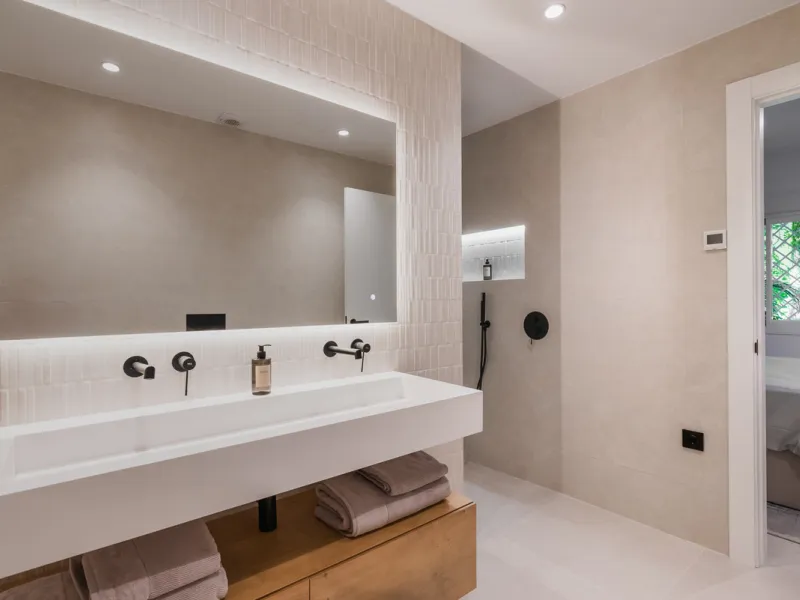 Discover a rare gem in Marbella: a fully modernized 4-bedroom, 4-bathroom apartment in an exclusive boutique community of just 18 residences. Offering 220m² of refined living space, this home boasts a sun-soaked 45m² terrace, a private outdoor BBQ kitchen