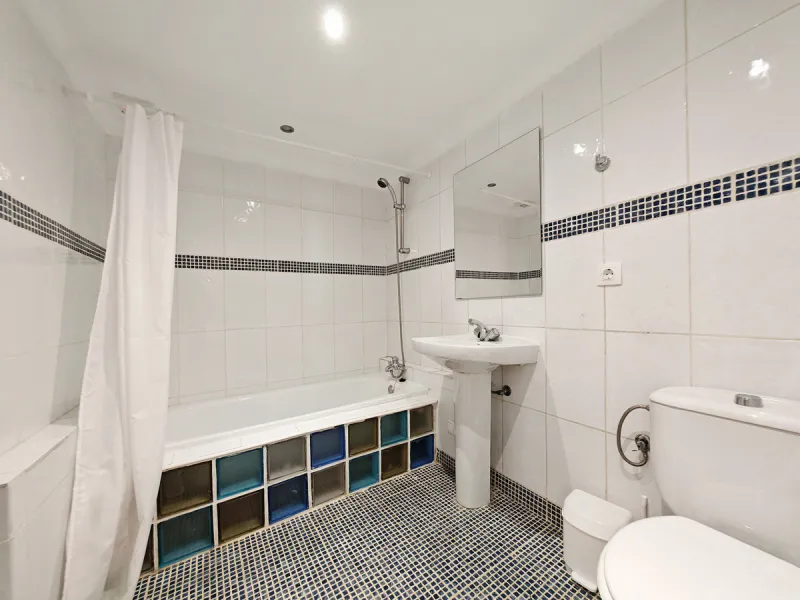 Town House for sale in , Mijas Costa with 5 bedrooms, 4 bathrooms and with orientation south/west, with private swimming pool, private garage (2 parking spaces) and private garden. Regarding property dimensions, it has 210 m² built and 140 m² terrace. Has