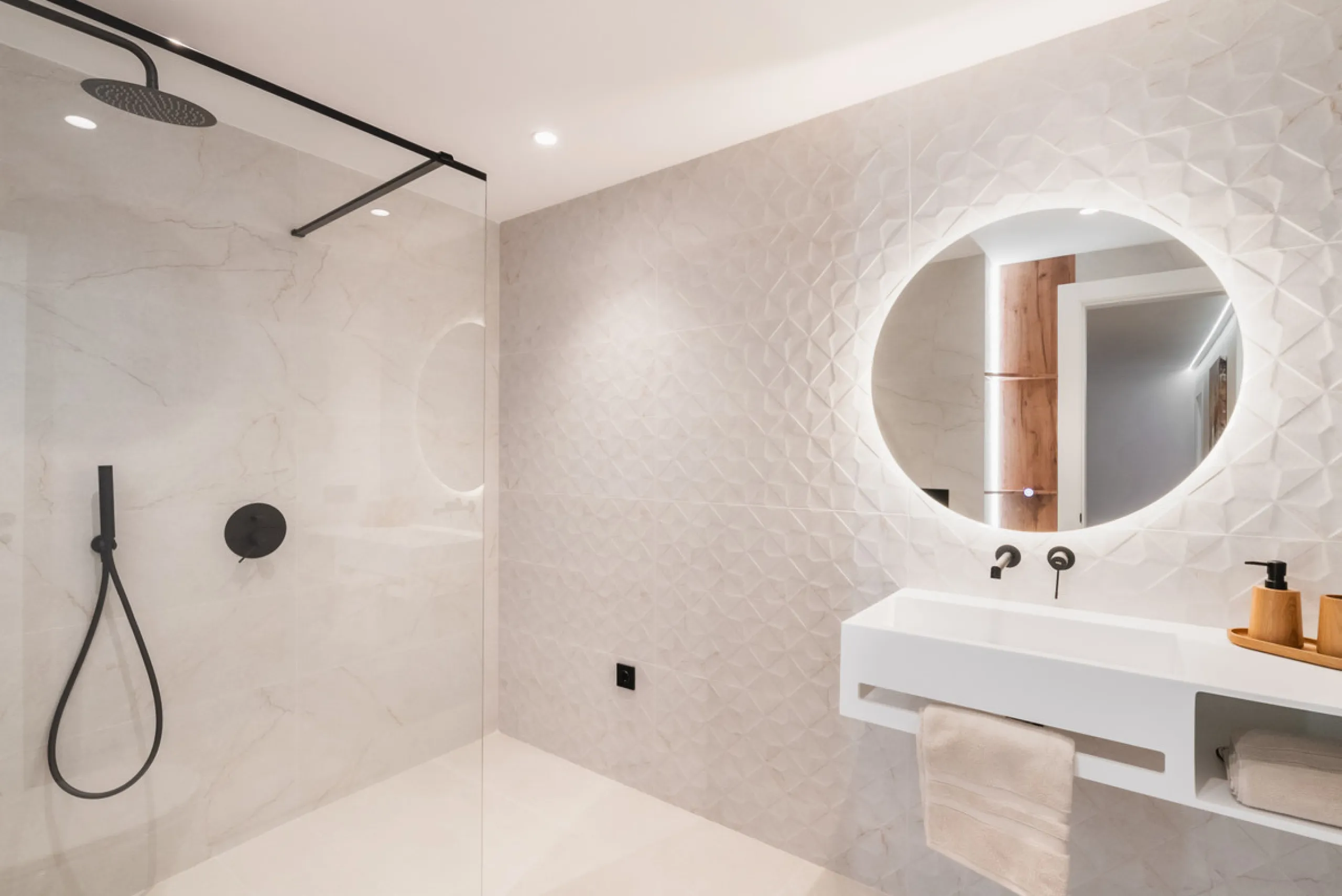 Discover a rare gem in Marbella: a fully modernized 4-bedroom, 4-bathroom apartment in an exclusive boutique community of just 18 residences. Offering 220m² of refined living space, this home boasts a sun-soaked 45m² terrace, a private outdoor BBQ kitchen