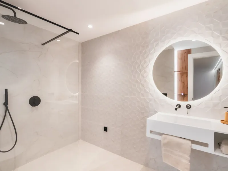Discover a rare gem in Marbella: a fully modernized 4-bedroom, 4-bathroom apartment in an exclusive boutique community of just 18 residences. Offering 220m² of refined living space, this home boasts a sun-soaked 45m² terrace, a private outdoor BBQ kitchen