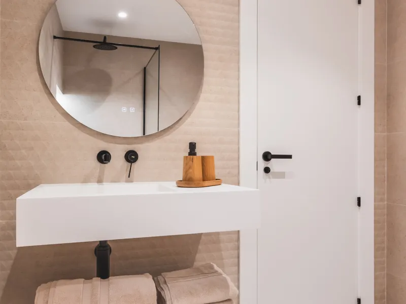 Discover a rare gem in Marbella: a fully modernized 4-bedroom, 4-bathroom apartment in an exclusive boutique community of just 18 residences. Offering 220m² of refined living space, this home boasts a sun-soaked 45m² terrace, a private outdoor BBQ kitchen