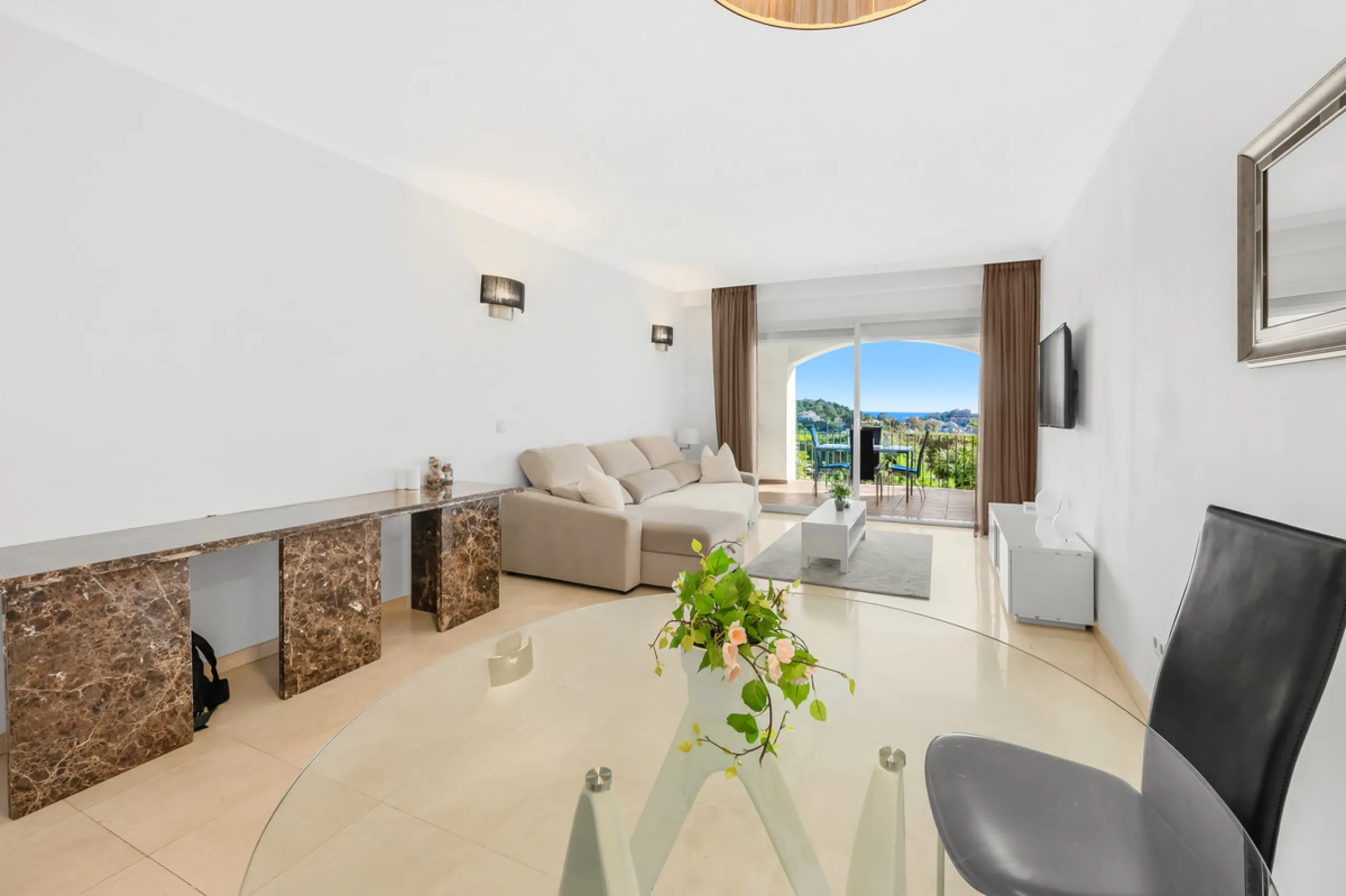 Apartment - Ground Floor Apartment в продаже в Benahavís, Málaga. В доме 2 спален и 2 ванных комнат. Площадь дома 139 м²