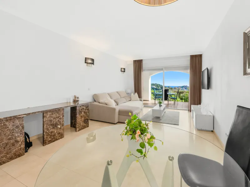 This spacious and versatile 2-bedroom apartment located in one of La Quinta's most sought-after areas. Set within a privileged elevated position, the property boasts stunning open sea views and a bright, airy atmosphere throughout.