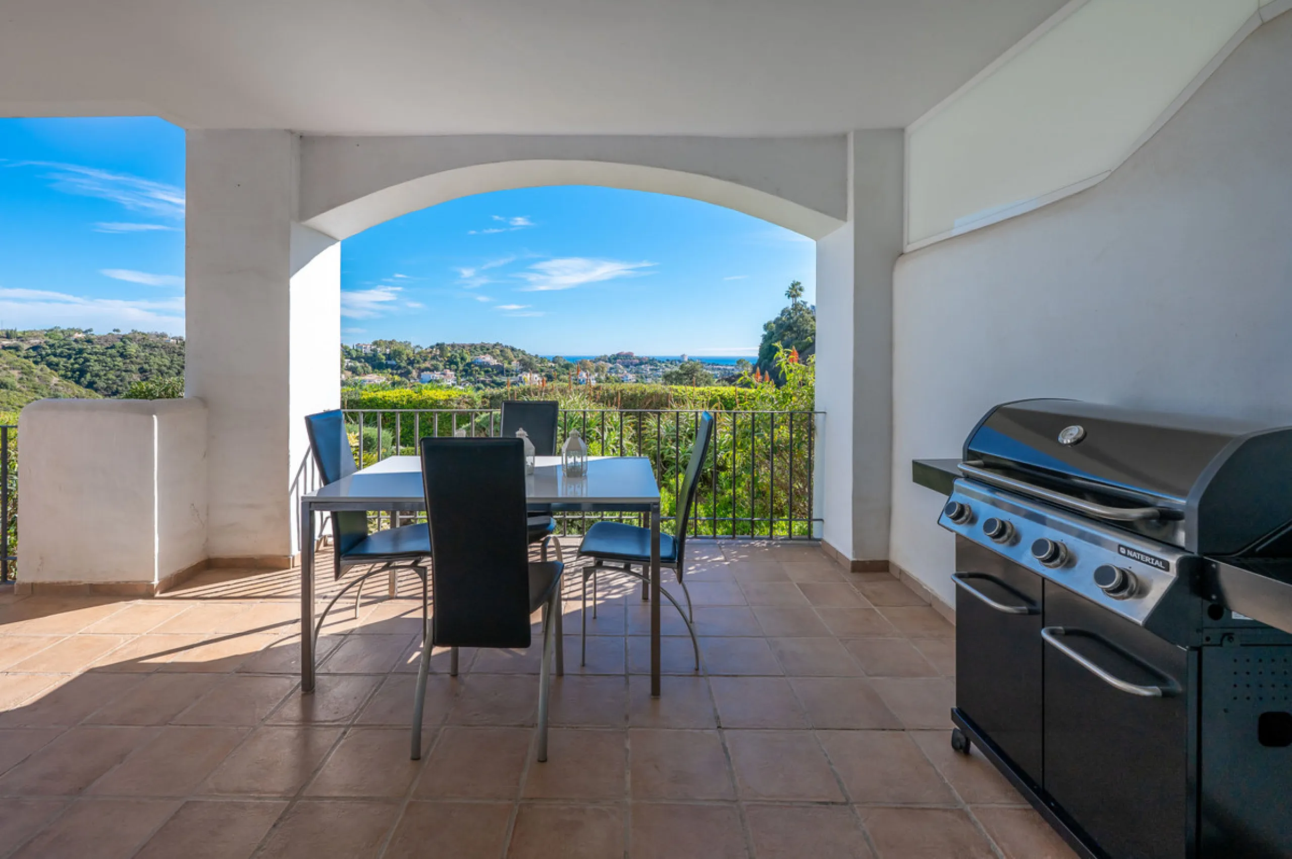 Apartment - Ground Floor Apartment в продаже в Benahavís, Málaga. В доме 2 спален и 2 ванных комнат. Площадь дома 139 м²