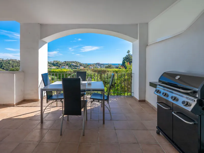 Apartment - Ground Floor Apartment в продаже в Benahavís, Málaga. В доме 2 спален и 2 ванных комнат. Площадь дома 139 м²