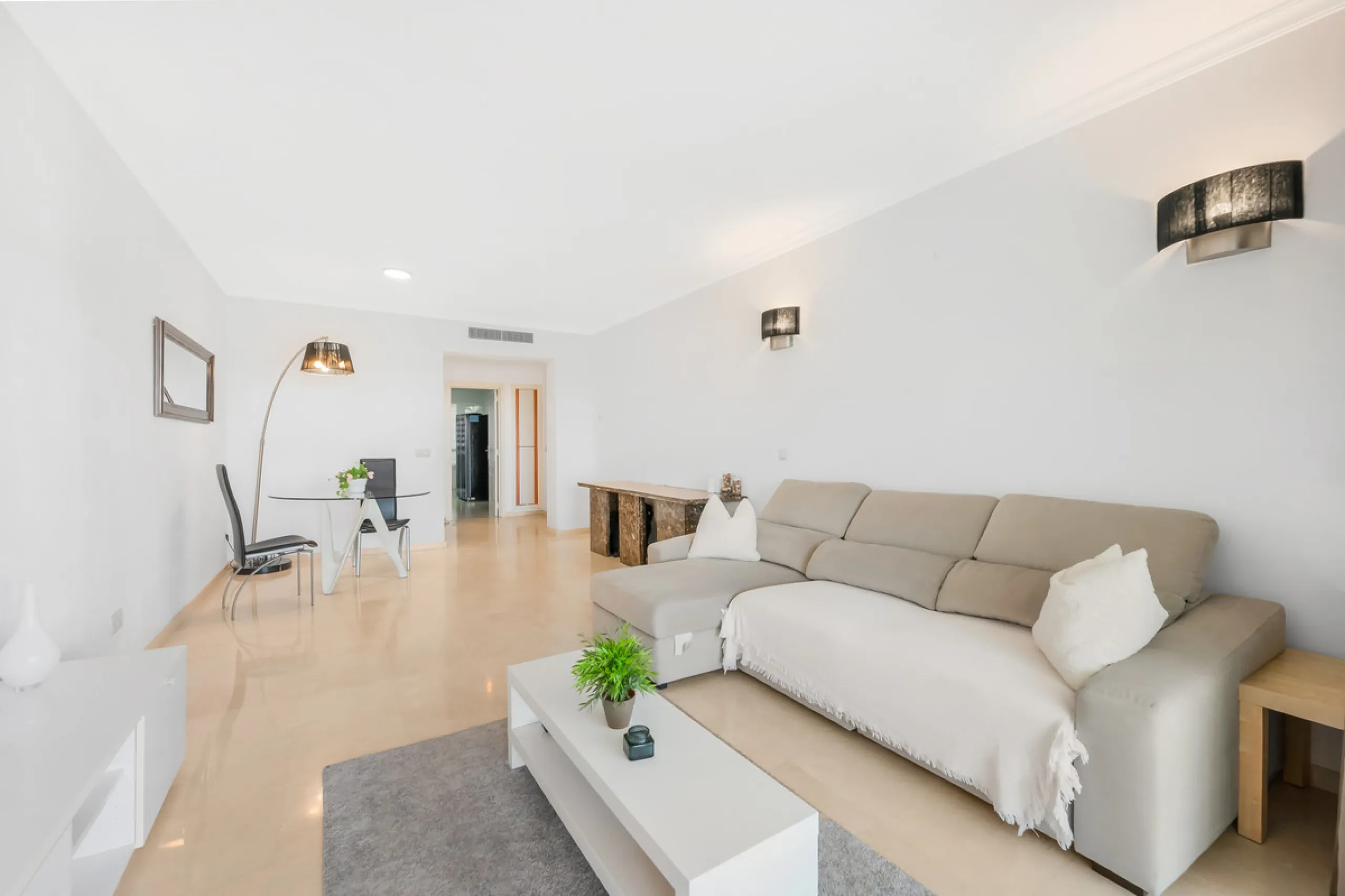 Apartment - Ground Floor Apartment в продаже в Benahavís, Málaga. В доме 2 спален и 2 ванных комнат. Площадь дома 139 м²