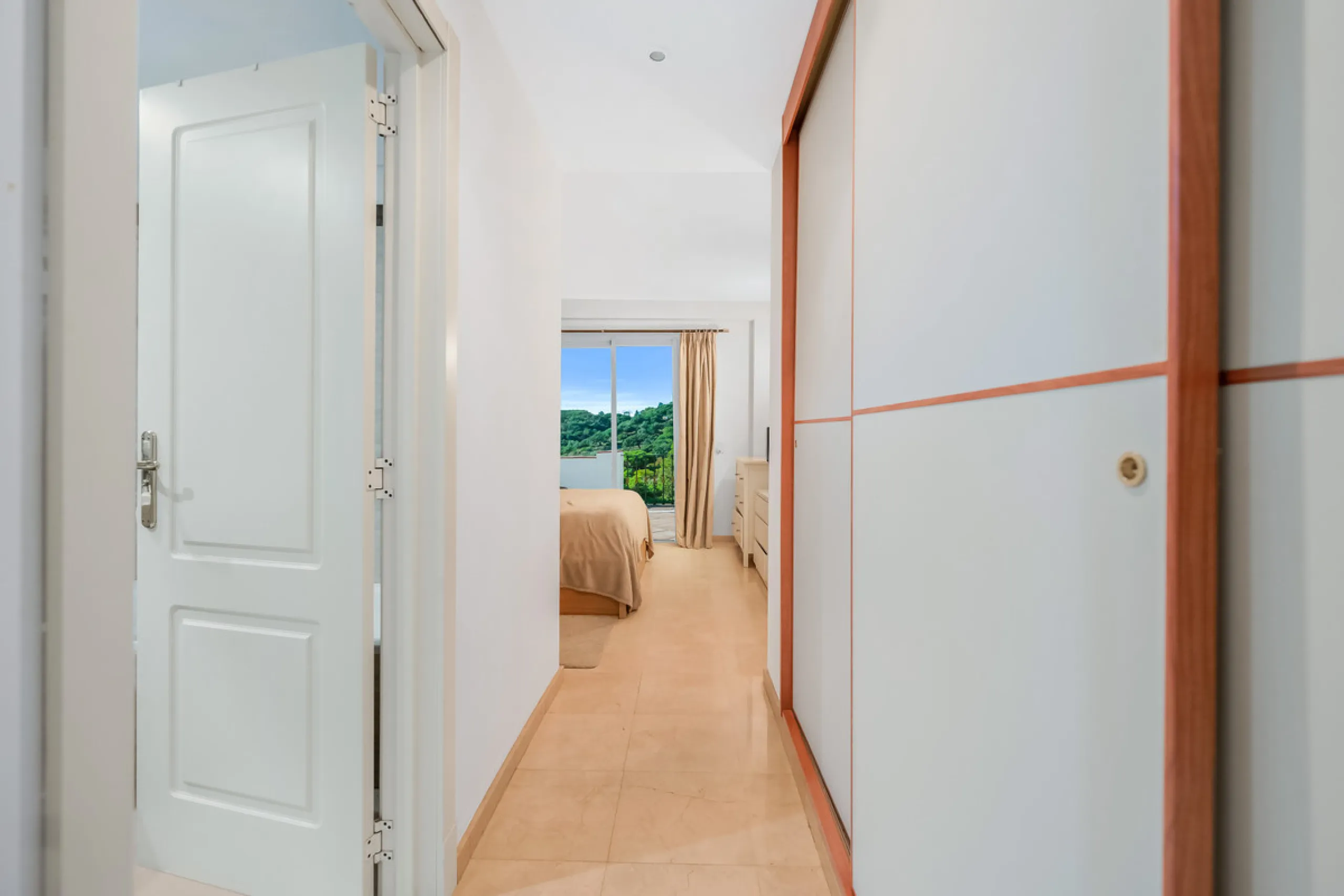 Apartment - Ground Floor Apartment в продаже в Benahavís, Málaga. В доме 2 спален и 2 ванных комнат. Площадь дома 139 м²