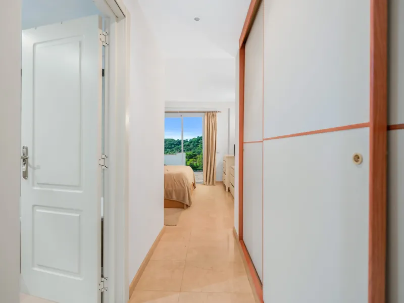 Apartment - Ground Floor Apartment в продаже в Benahavís, Málaga. В доме 2 спален и 2 ванных комнат. Площадь дома 139 м²