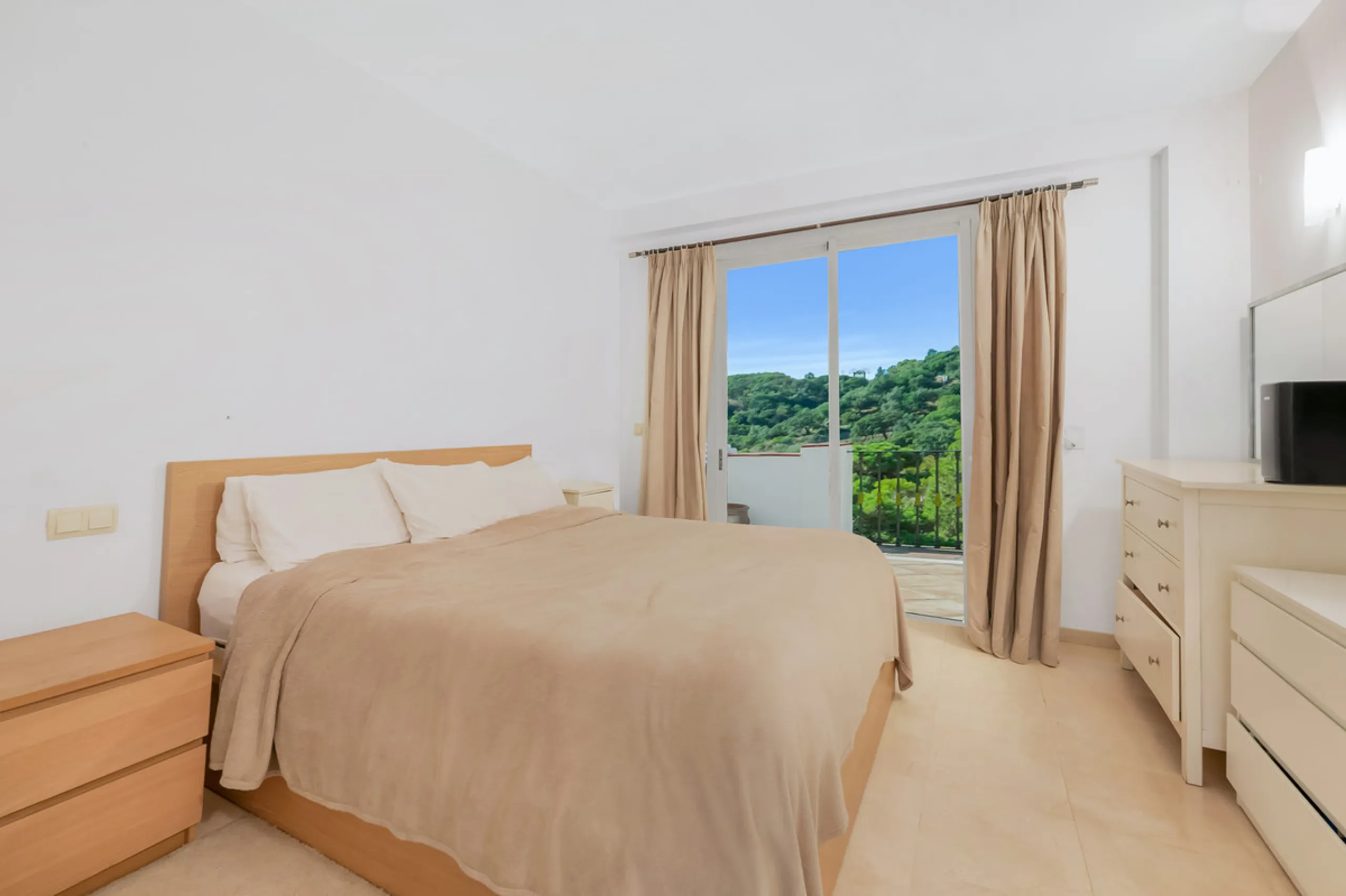 Apartment - Ground Floor Apartment в продаже в Benahavís, Málaga. В доме 2 спален и 2 ванных комнат. Площадь дома 139 м²