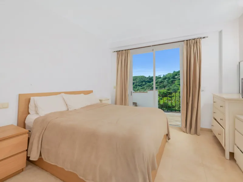 Apartment - Ground Floor Apartment в продаже в Benahavís, Málaga. В доме 2 спален и 2 ванных комнат. Площадь дома 139 м²