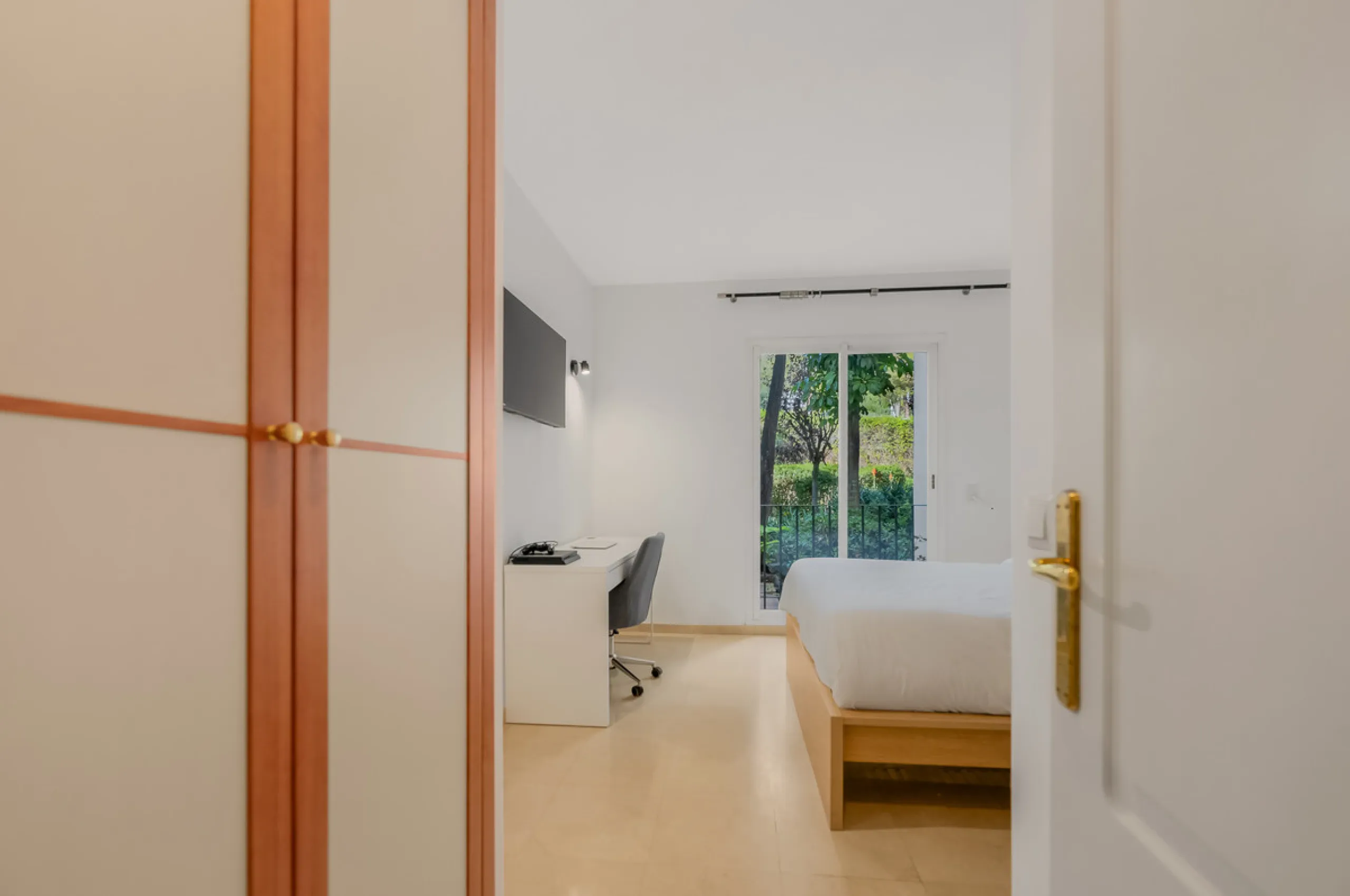 Apartment - Ground Floor Apartment в продаже в Benahavís, Málaga. В доме 2 спален и 2 ванных комнат. Площадь дома 139 м²