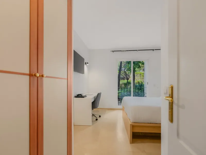 Apartment - Ground Floor Apartment в продаже в Benahavís, Málaga. В доме 2 спален и 2 ванных комнат. Площадь дома 139 м²