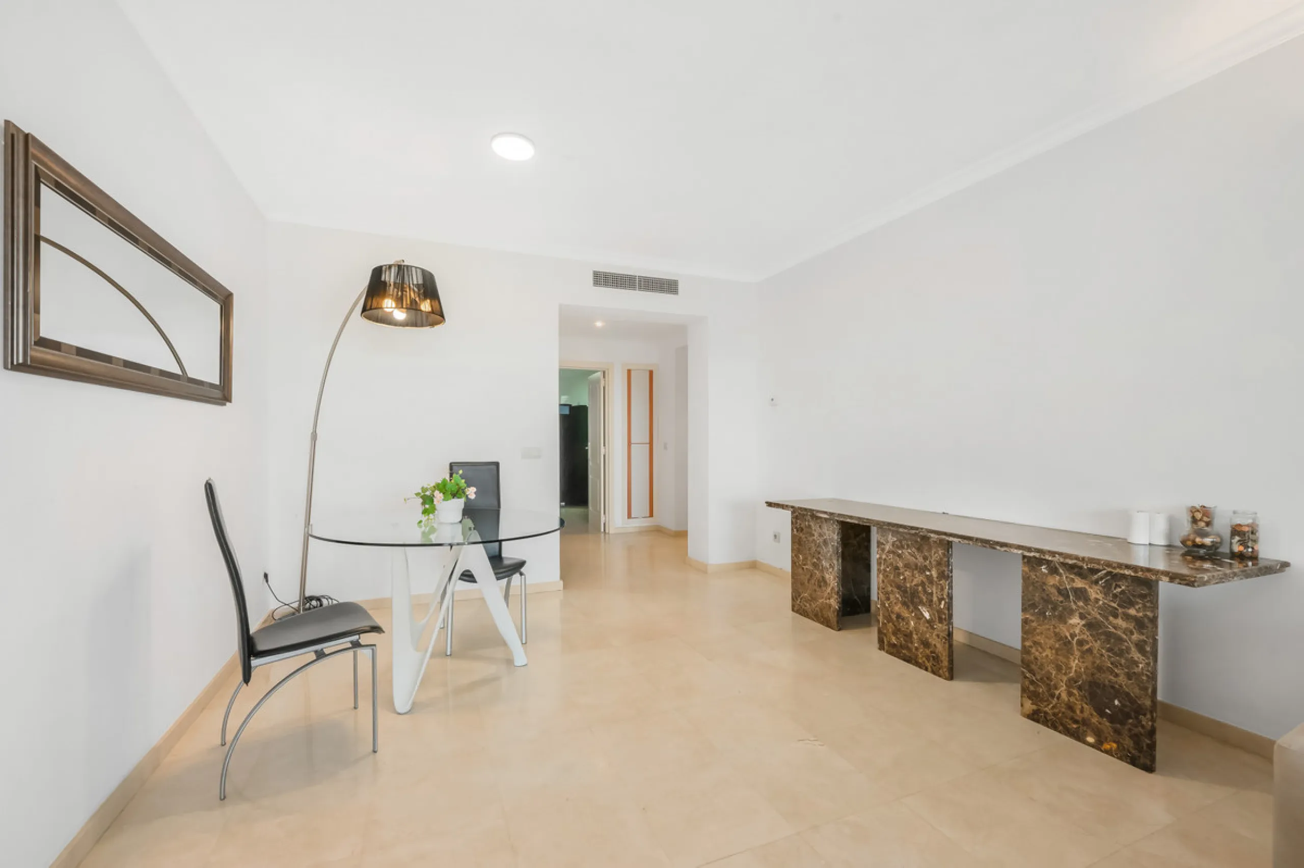 Apartment - Ground Floor Apartment в продаже в Benahavís, Málaga. В доме 2 спален и 2 ванных комнат. Площадь дома 139 м²