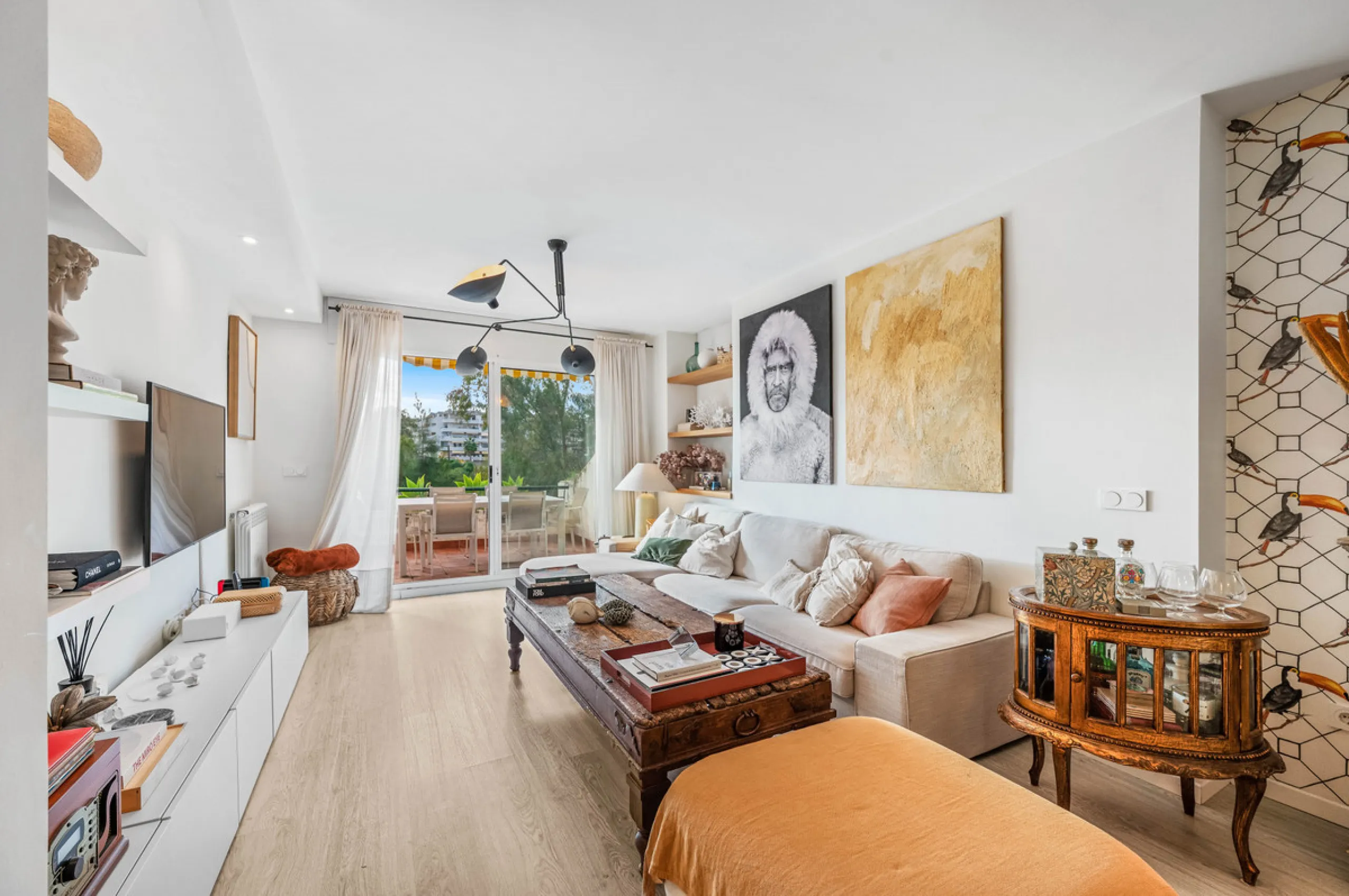This beautifully refurbished yet thoughtfully personalised two-bedroom, two-bathroom apartment is set within the sought-after gated community of Campos de Guadalmina, offering open golf views from every bedroom.