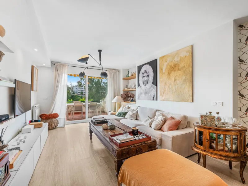 This beautifully refurbished yet thoughtfully personalised two-bedroom, two-bathroom apartment is set within the sought-after gated community of Campos de Guadalmina, offering open golf views from every bedroom.