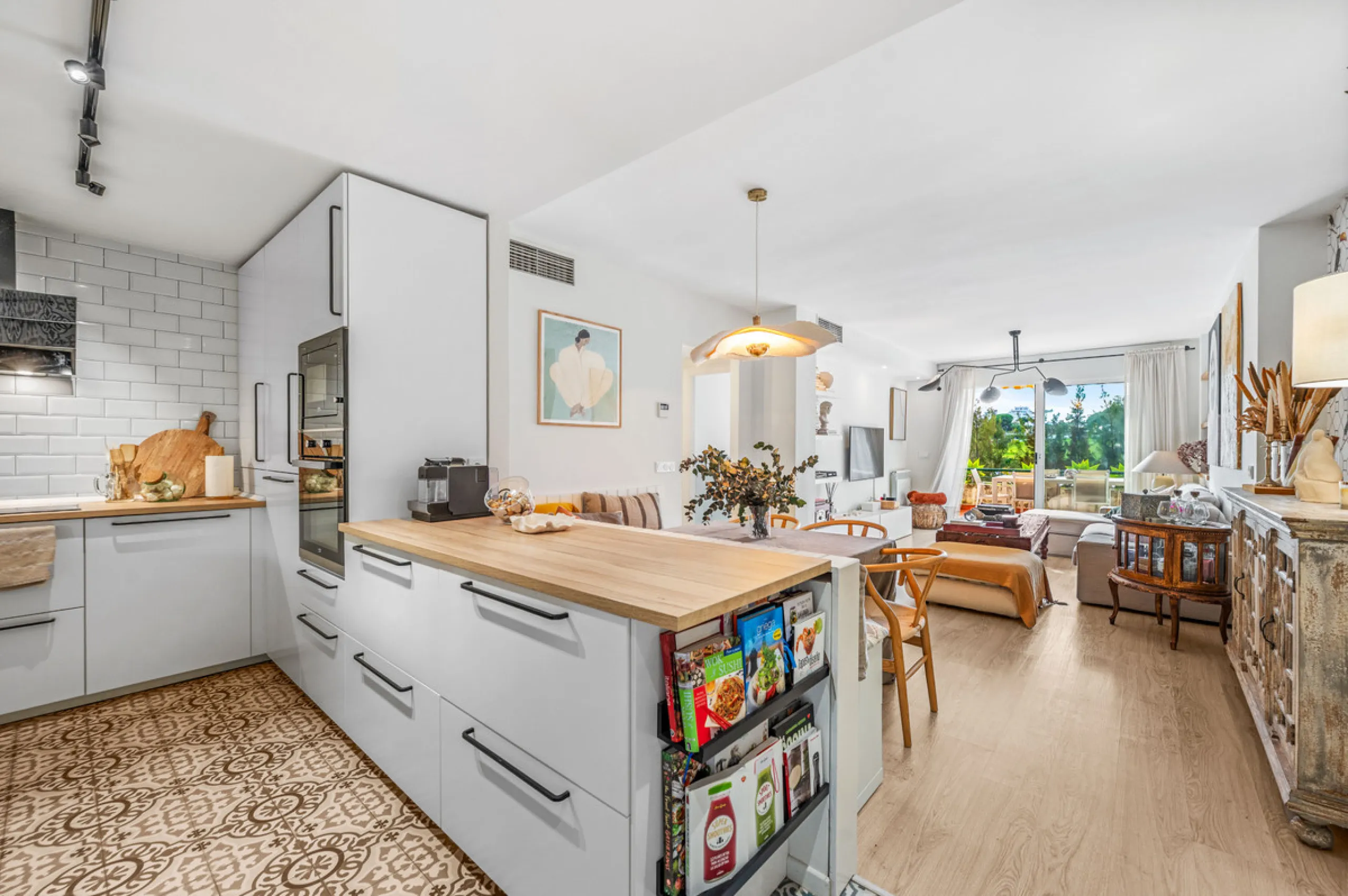 This beautifully refurbished yet thoughtfully personalised two-bedroom, two-bathroom apartment is set within the sought-after gated community of Campos de Guadalmina, offering open golf views from every bedroom.