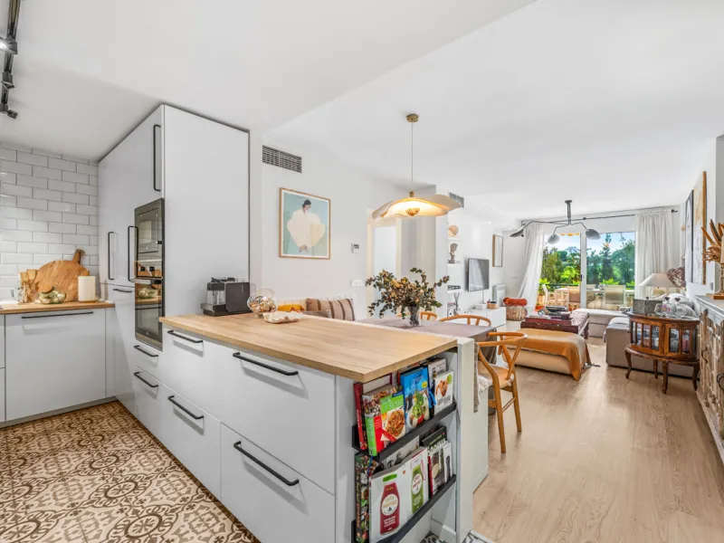This beautifully refurbished yet thoughtfully personalised two-bedroom, two-bathroom apartment is set within the sought-after gated community of Campos de Guadalmina, offering open golf views from every bedroom.