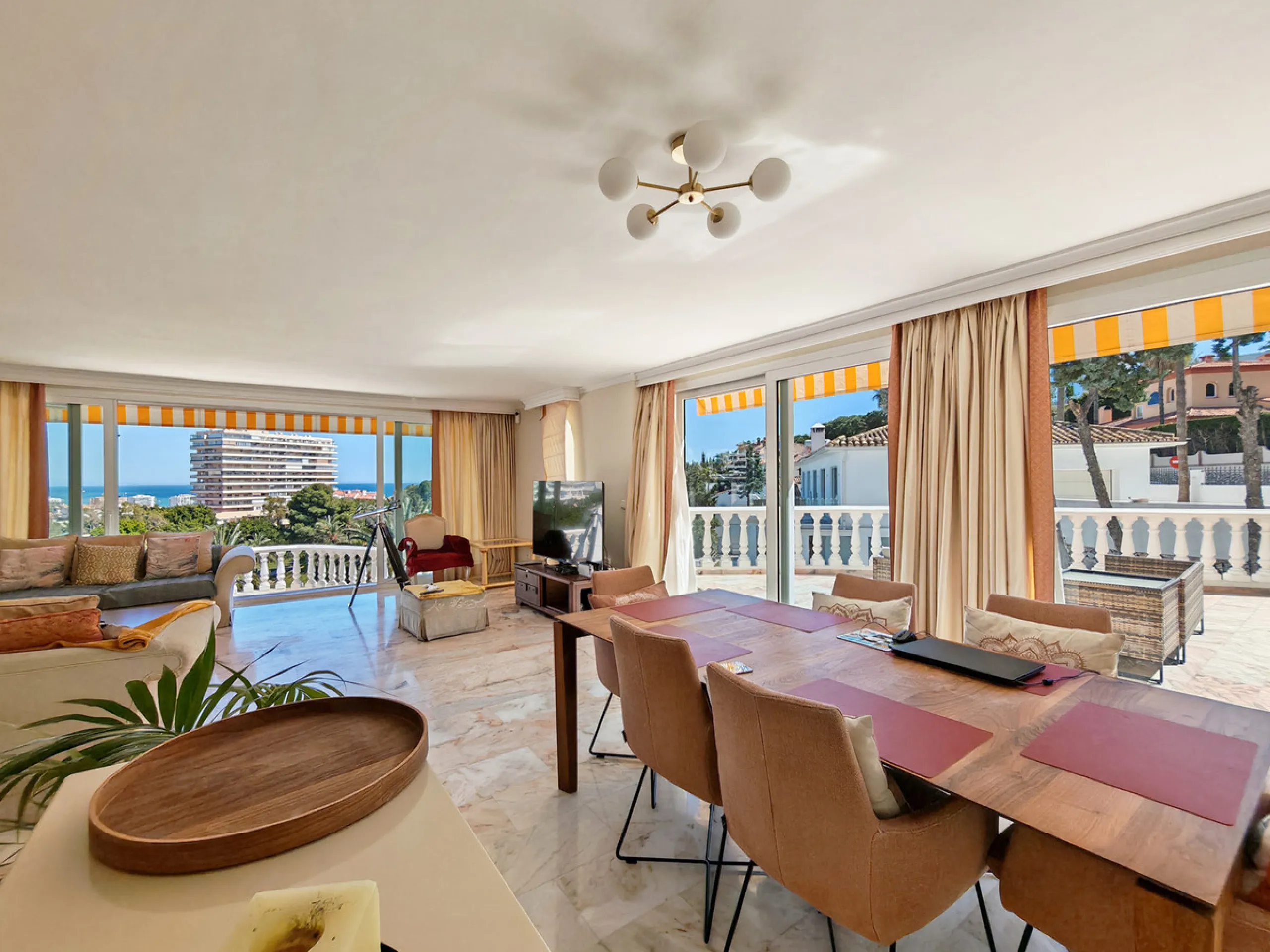 Semi Detached Villa for sale in , Benalmadena with 5 bedrooms, 3 bathrooms, 3 en suite bathrooms, 1 toilet and with orientation south/east, with communal swimming pool, private garage (2 parking spaces) and private garden. Regarding property dimensions, i