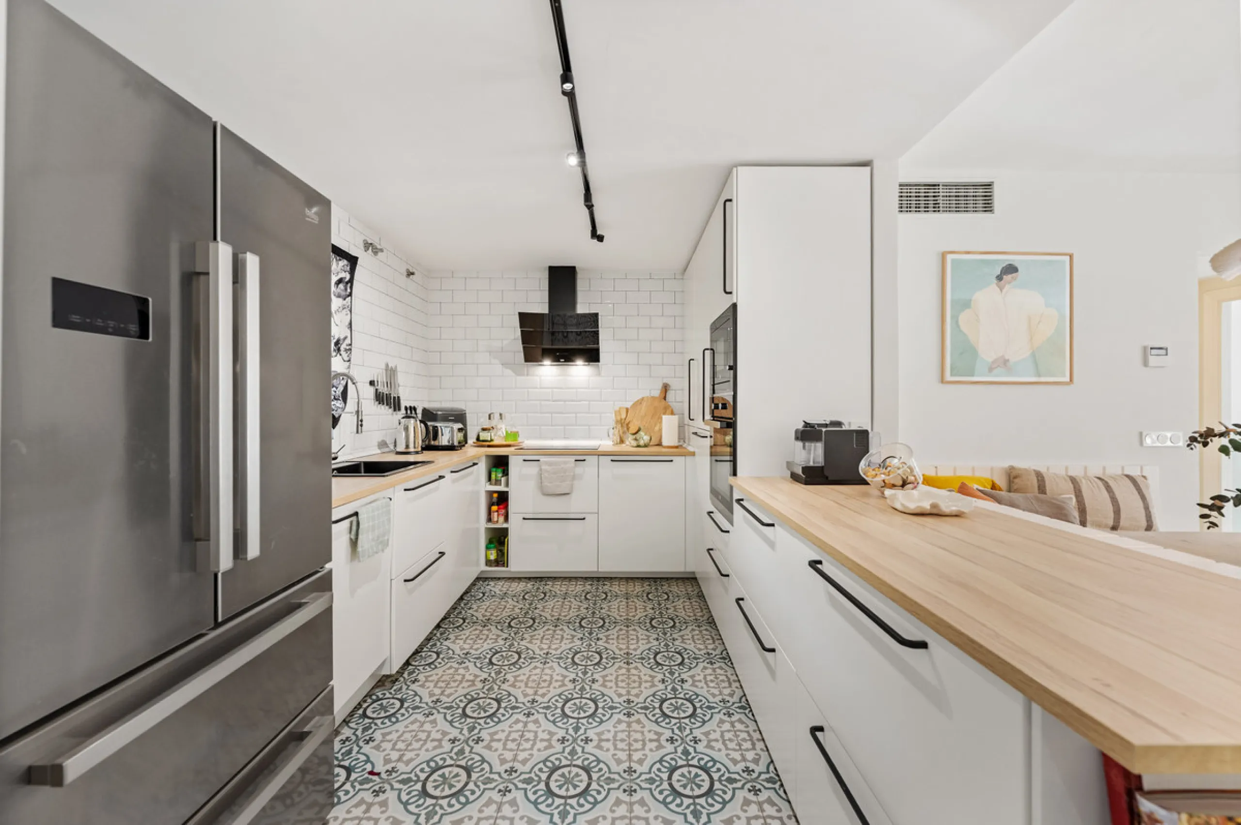 This beautifully refurbished yet thoughtfully personalised two-bedroom, two-bathroom apartment is set within the sought-after gated community of Campos de Guadalmina, offering open golf views from every bedroom.