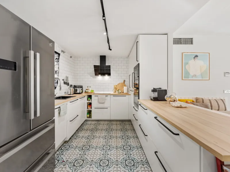 This beautifully refurbished yet thoughtfully personalised two-bedroom, two-bathroom apartment is set within the sought-after gated community of Campos de Guadalmina, offering open golf views from every bedroom.
