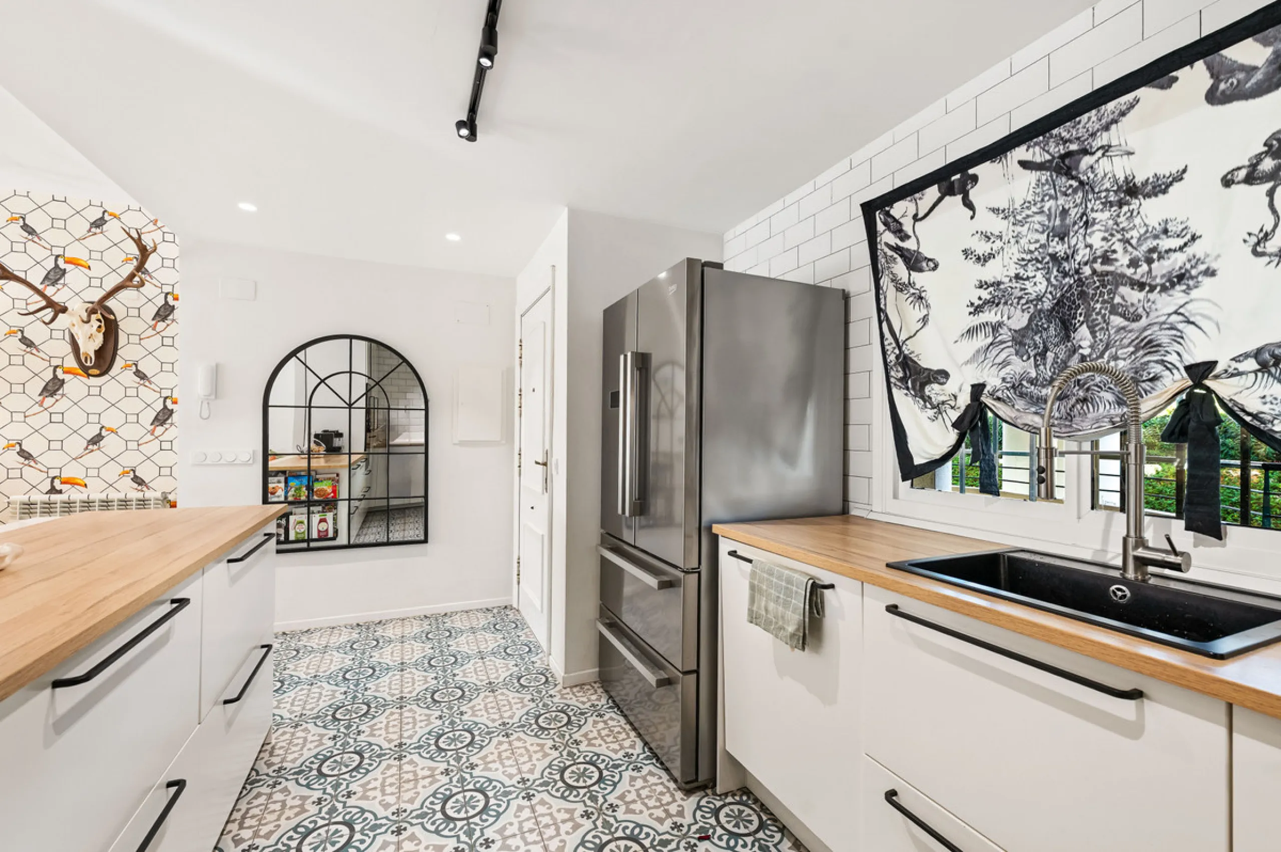 This beautifully refurbished yet thoughtfully personalised two-bedroom, two-bathroom apartment is set within the sought-after gated community of Campos de Guadalmina, offering open golf views from every bedroom.