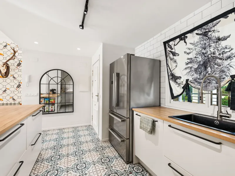 This beautifully refurbished yet thoughtfully personalised two-bedroom, two-bathroom apartment is set within the sought-after gated community of Campos de Guadalmina, offering open golf views from every bedroom.