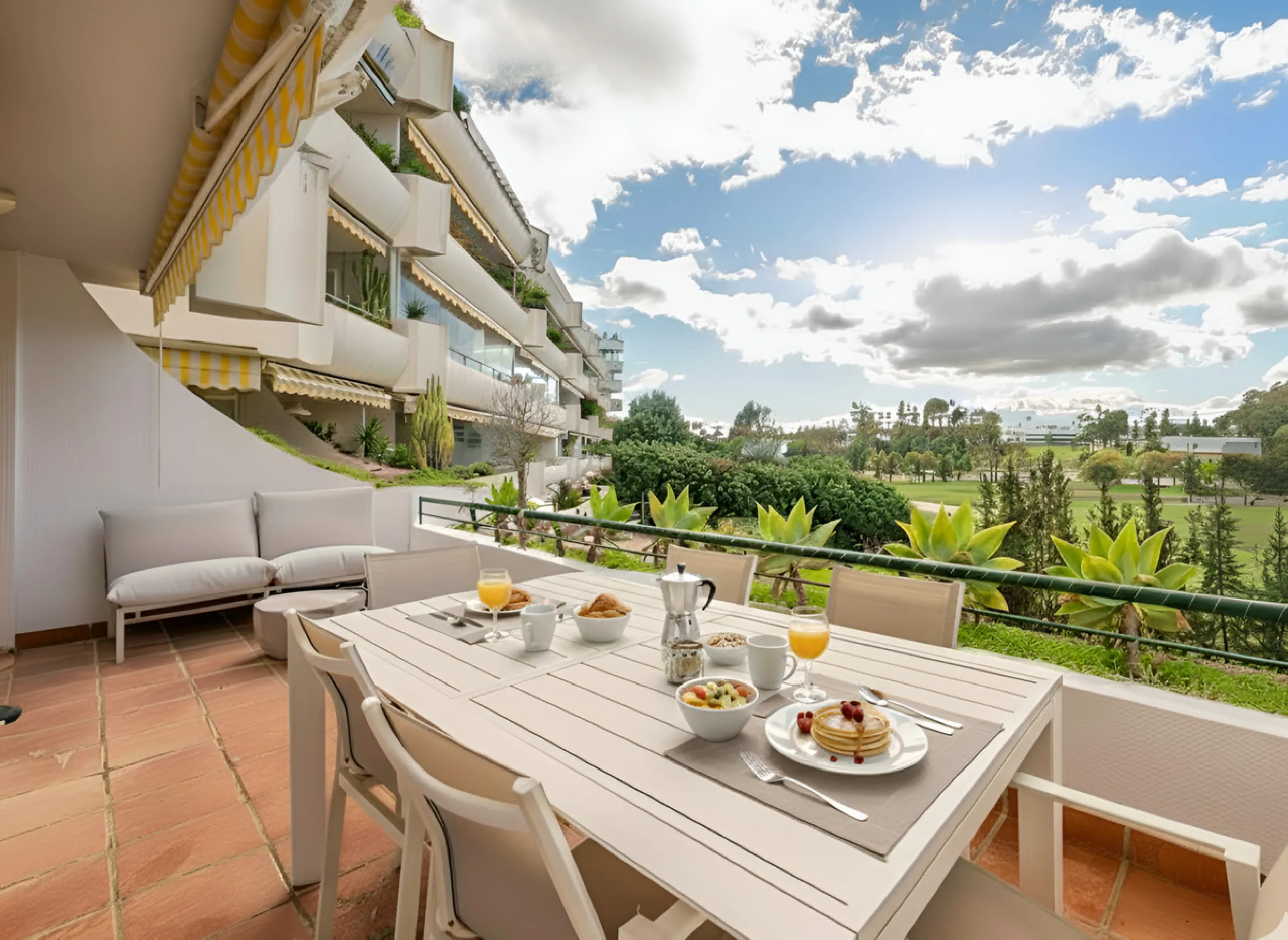 This beautifully refurbished yet thoughtfully personalised two-bedroom, two-bathroom apartment is set within the sought-after gated community of Campos de Guadalmina, offering open golf views from every bedroom.
