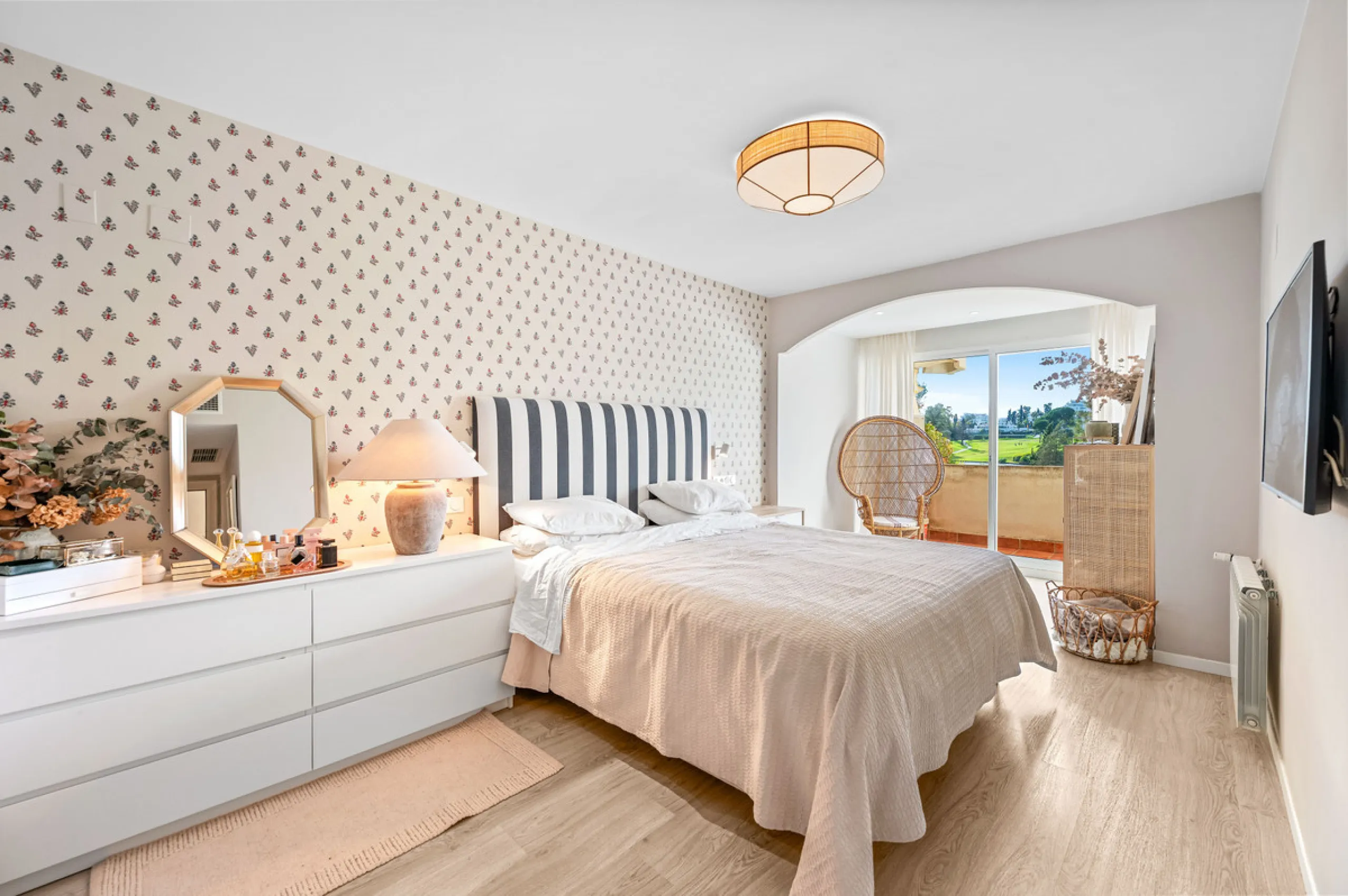This beautifully refurbished yet thoughtfully personalised two-bedroom, two-bathroom apartment is set within the sought-after gated community of Campos de Guadalmina, offering open golf views from every bedroom.