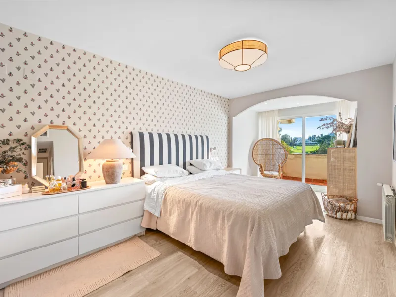 This beautifully refurbished yet thoughtfully personalised two-bedroom, two-bathroom apartment is set within the sought-after gated community of Campos de Guadalmina, offering open golf views from every bedroom.