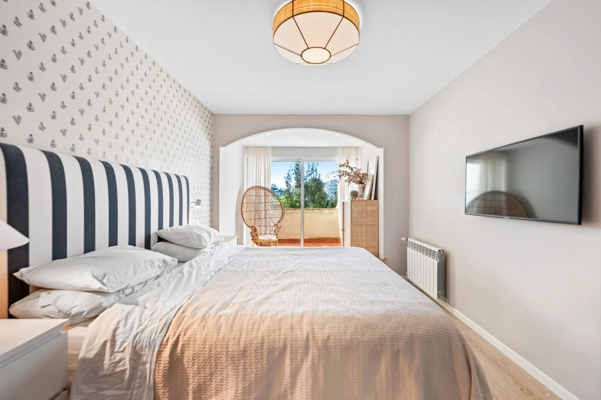 This beautifully refurbished yet thoughtfully personalised two-bedroom, two-bathroom apartment is set within the sought-after gated community of Campos de Guadalmina, offering open golf views from every bedroom.