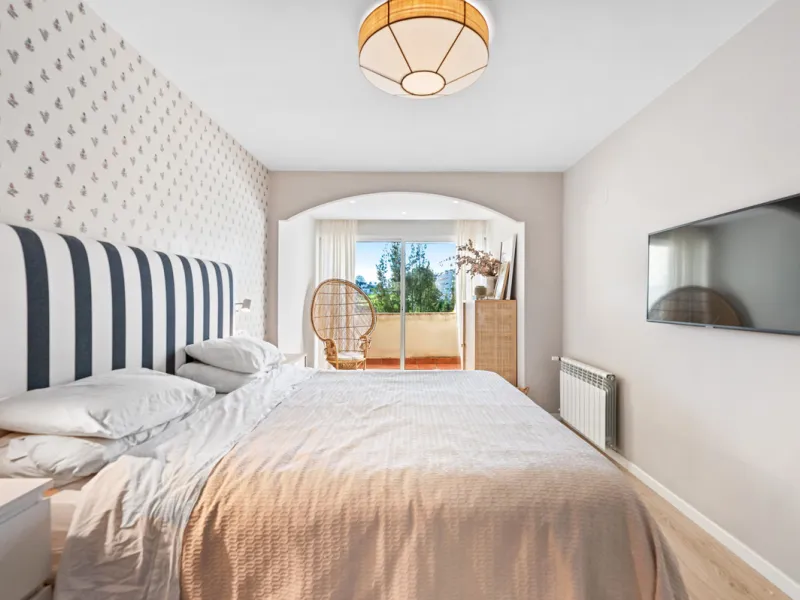 This beautifully refurbished yet thoughtfully personalised two-bedroom, two-bathroom apartment is set within the sought-after gated community of Campos de Guadalmina, offering open golf views from every bedroom.
