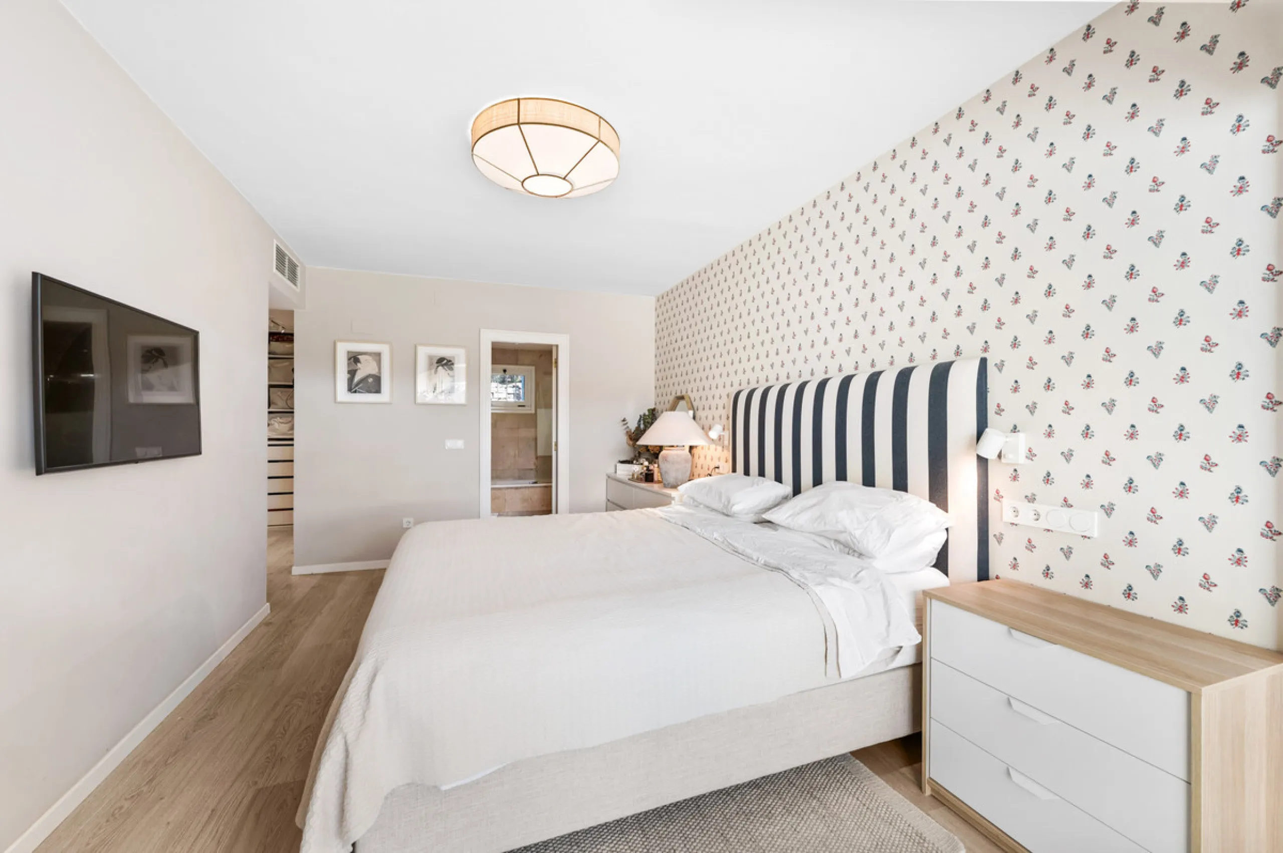 This beautifully refurbished yet thoughtfully personalised two-bedroom, two-bathroom apartment is set within the sought-after gated community of Campos de Guadalmina, offering open golf views from every bedroom.