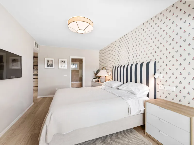 This beautifully refurbished yet thoughtfully personalised two-bedroom, two-bathroom apartment is set within the sought-after gated community of Campos de Guadalmina, offering open golf views from every bedroom.