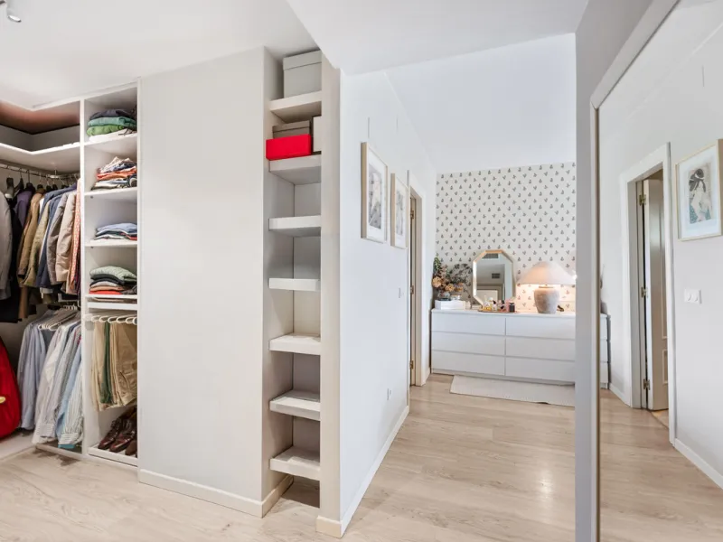 This beautifully refurbished yet thoughtfully personalised two-bedroom, two-bathroom apartment is set within the sought-after gated community of Campos de Guadalmina, offering open golf views from every bedroom.