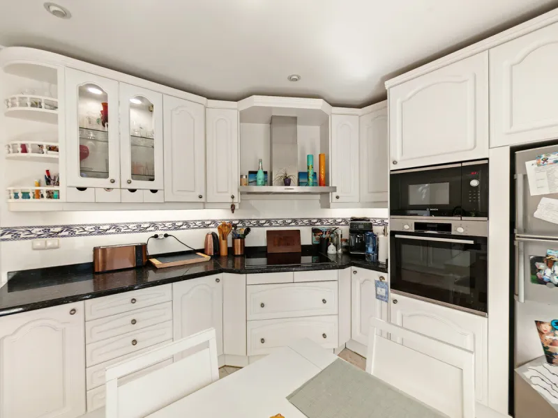 Semi Detached Villa for sale in , Benalmadena with 5 bedrooms, 3 bathrooms, 3 en suite bathrooms, 1 toilet and with orientation south/east, with communal swimming pool, private garage (2 parking spaces) and private garden. Regarding property dimensions, i