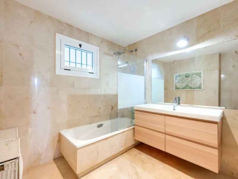 This beautifully refurbished yet thoughtfully personalised two-bedroom, two-bathroom apartment is set within the sought-after gated community of Campos de Guadalmina, offering open golf views from every bedroom.