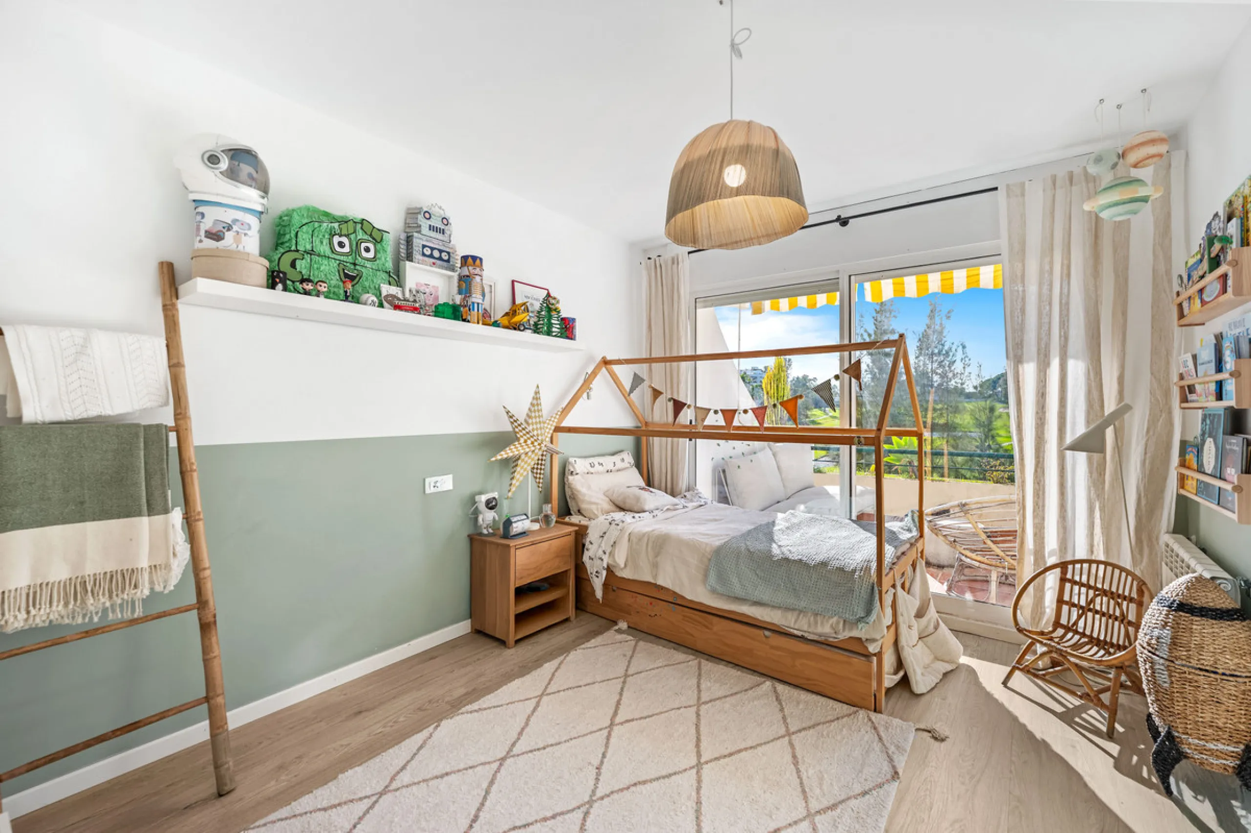 This beautifully refurbished yet thoughtfully personalised two-bedroom, two-bathroom apartment is set within the sought-after gated community of Campos de Guadalmina, offering open golf views from every bedroom.