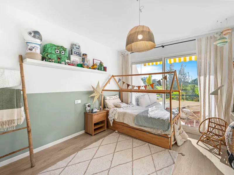 This beautifully refurbished yet thoughtfully personalised two-bedroom, two-bathroom apartment is set within the sought-after gated community of Campos de Guadalmina, offering open golf views from every bedroom.