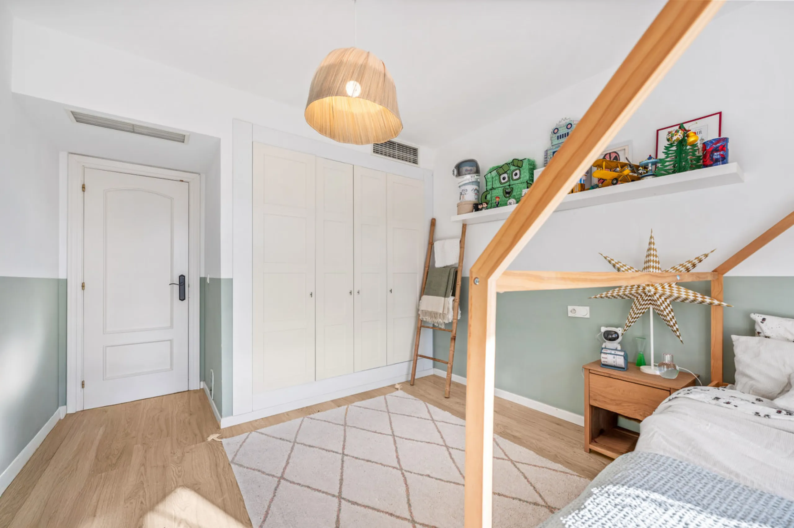 This beautifully refurbished yet thoughtfully personalised two-bedroom, two-bathroom apartment is set within the sought-after gated community of Campos de Guadalmina, offering open golf views from every bedroom.