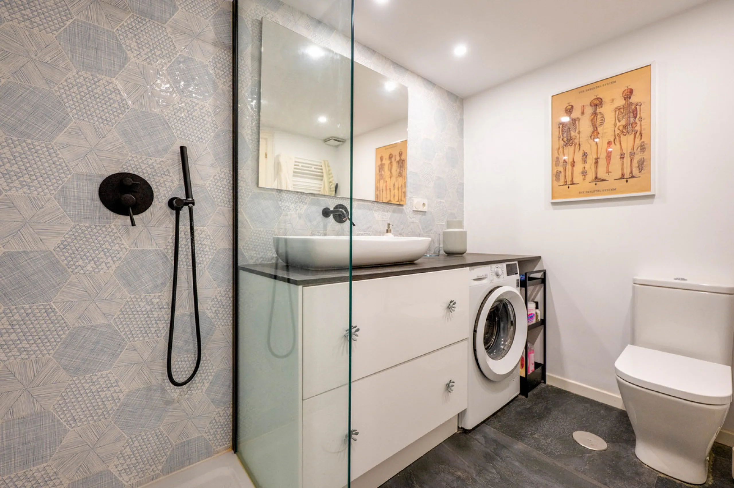 This beautifully refurbished yet thoughtfully personalised two-bedroom, two-bathroom apartment is set within the sought-after gated community of Campos de Guadalmina, offering open golf views from every bedroom.