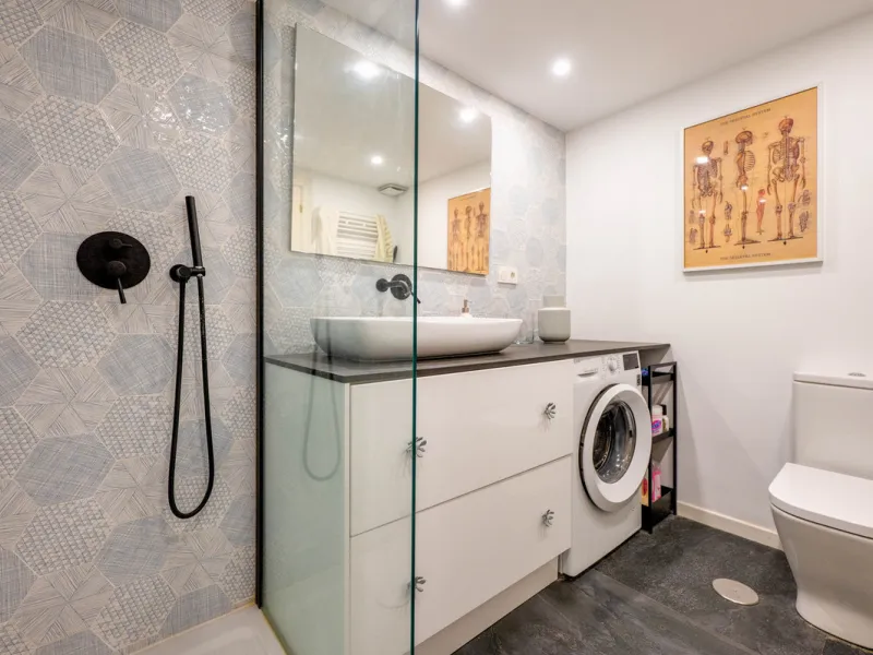 This beautifully refurbished yet thoughtfully personalised two-bedroom, two-bathroom apartment is set within the sought-after gated community of Campos de Guadalmina, offering open golf views from every bedroom.