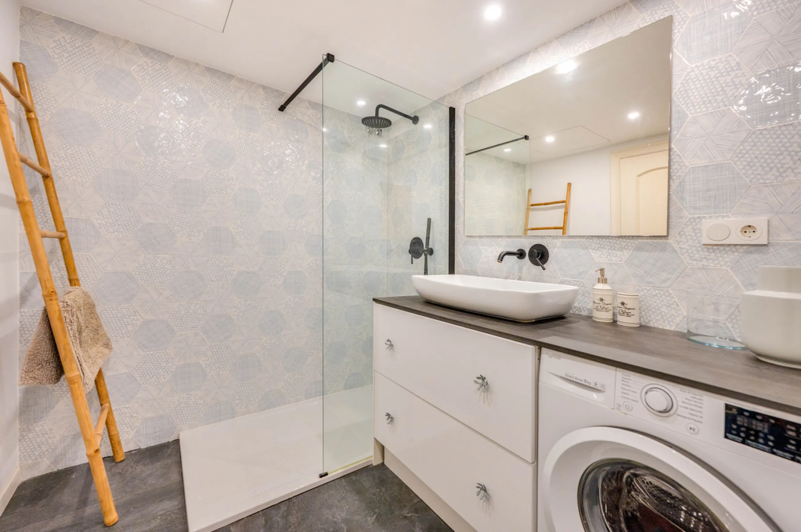 This beautifully refurbished yet thoughtfully personalised two-bedroom, two-bathroom apartment is set within the sought-after gated community of Campos de Guadalmina, offering open golf views from every bedroom.